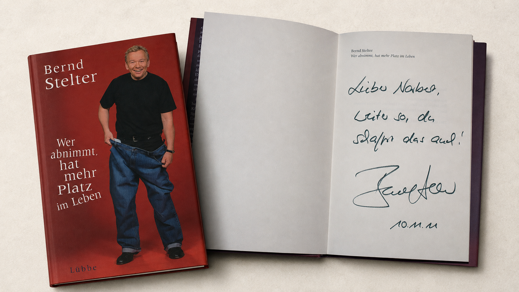 Buch von Bernd Stelter mit dem Titel „Wer abnimmt, hat mehr Platz im Leben“ und handschriftlicher Widmung im aufgeschlagenen Exemplar.